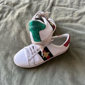 Kids sneakers I don’t know the size but maybe  28